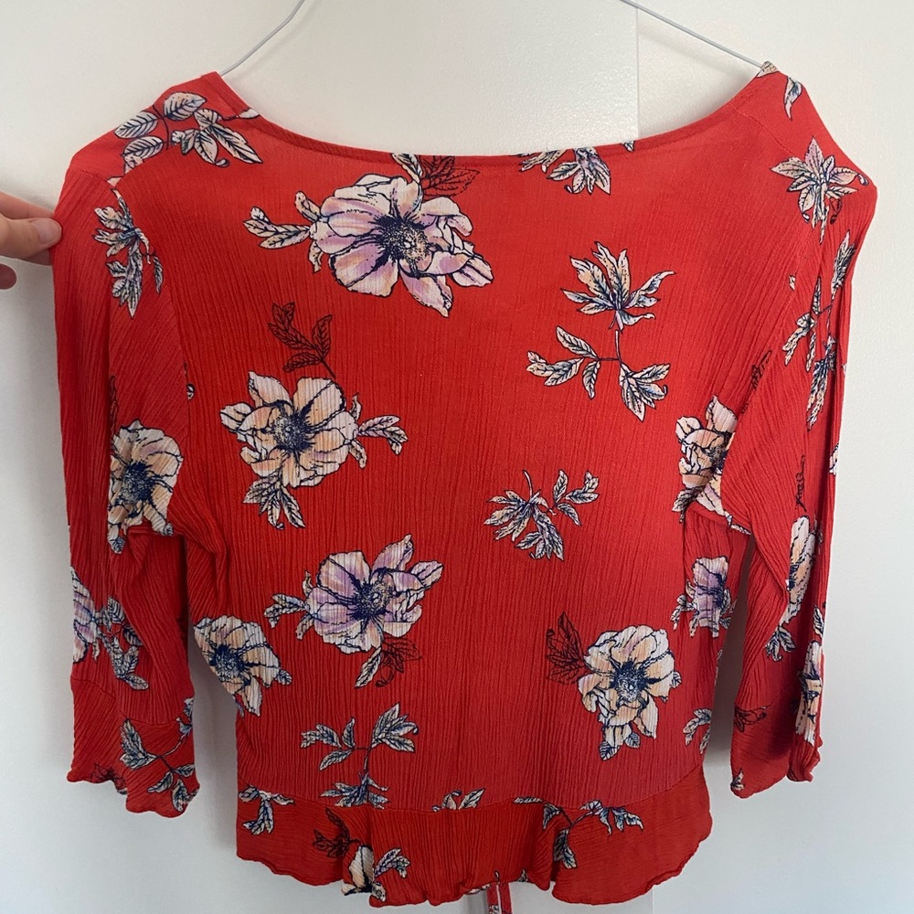Cropped Frilly Blouse - Picture 3 of 3
